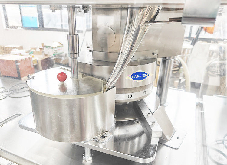 薬剤産業 2.2KWのパワーと最大16200pcs/hのタブレット出力を持つローટરીタブレットプレスマシン